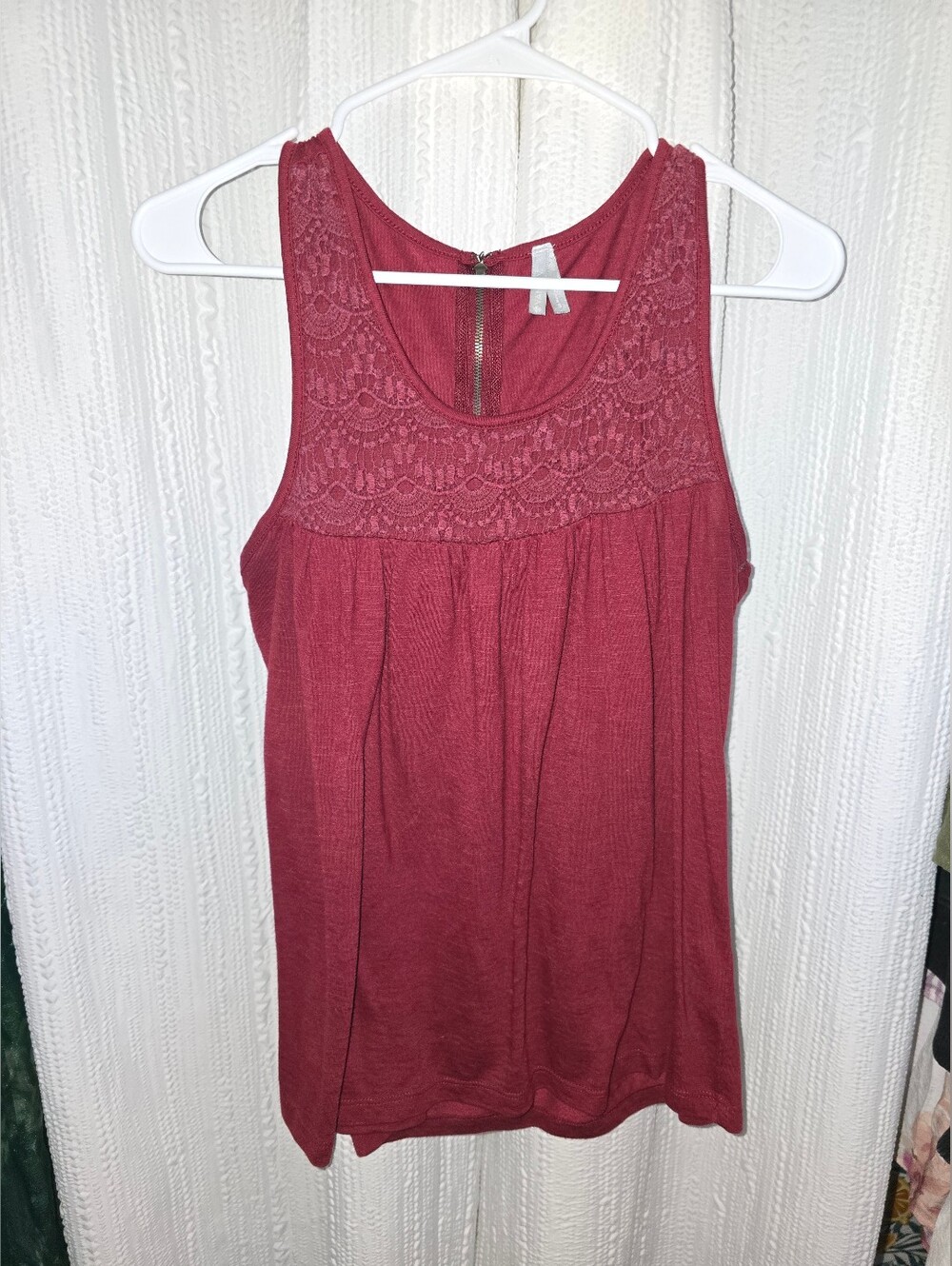 Women's Small Lace Yoke Sleeveless Tank Top - Dark Red
